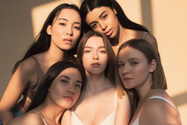 Pięć pięknych wielokulturowym młodych kobiet patrząc na kamery w słońcu  - Zdjęcie, obraz