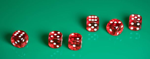 Színes játék kocka, elmosódott háttér pontok - Fotó, kép