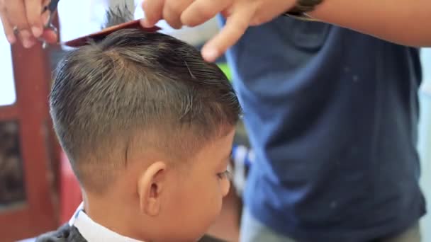 Gyerek fodrász olló és borotva. Közelkép a haj trimmer frizura a professzionális fodrász. - Felvétel, videó