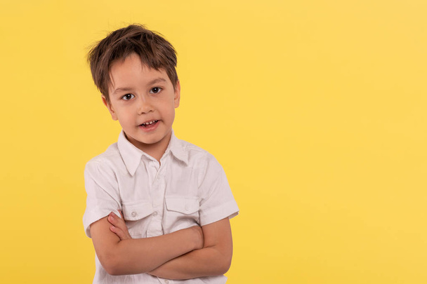 Στούντιο πορτραίτο ενός μικρού χαμογελαστή ξανθού αγοριού που φοράει λευκό Shir - Φωτογραφία, εικόνα