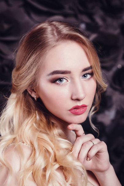 foto del estudio de moda de una hermosa chica joven con cabello castaño usando lujoso vestido beige
, - Foto, imagen