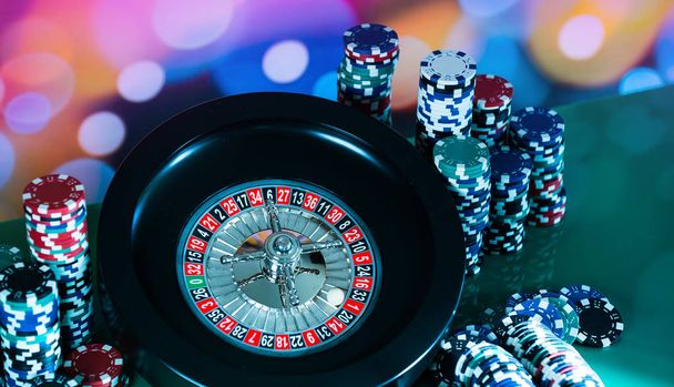  Casino fundo, fichas de poker na mesa de jogos, roleta roda em movimento
 - Foto, Imagem