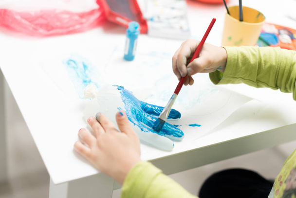Küçük çocuk evde çizim ve oyun - Fotoğraf, Görsel