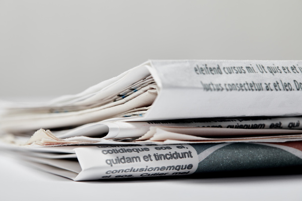 foco selectivo de los periódicos con letras en gris
  - Foto, Imagen