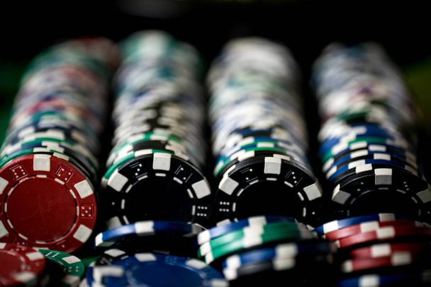 Close up de fichas coloridas de poker de jogos
 - Foto, Imagem
