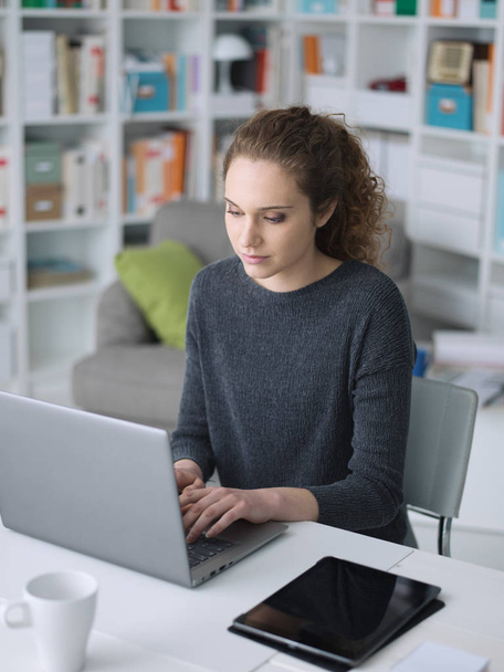 Young woman working with a laptop - Zdjęcie, obraz