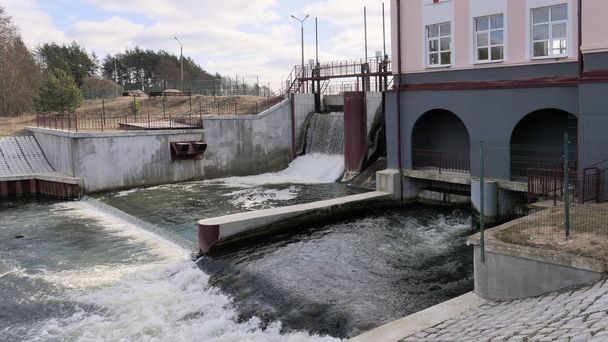 grodno, Weißrussland - 2. März 2019: Wasserkraftwerk am Fluss ros. - Foto, Bild