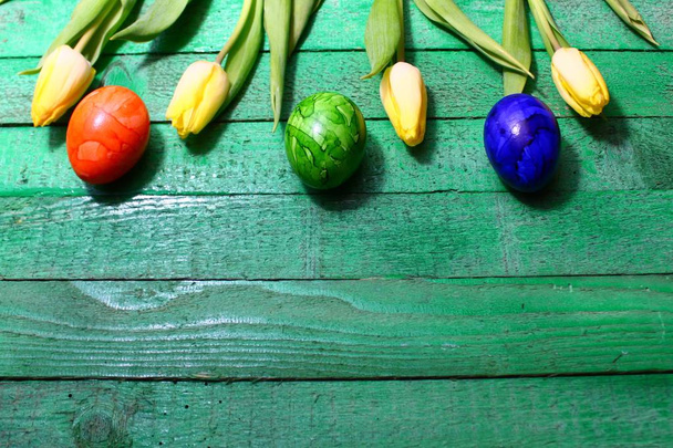 Lale ve Paskalya yumurtaları renkli Paskalya sınırına - Fotoğraf, Görsel