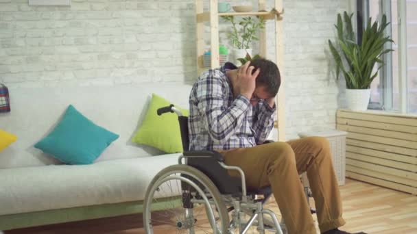 adulto hombre discapacitado persona silla de ruedas autista pánico ajuste a casa
 - Metraje, vídeo