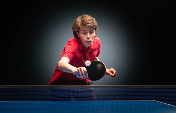 Niño jugando ping pong tenis de mesa
  - Foto, imagen