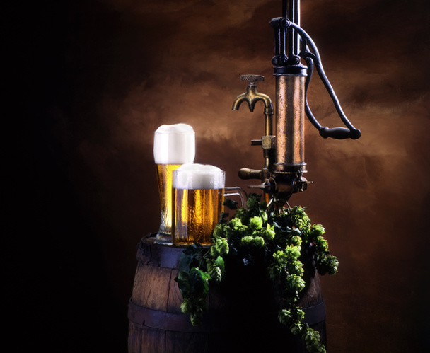 Bodegón con cerveza y barril
 - Foto, Imagen
