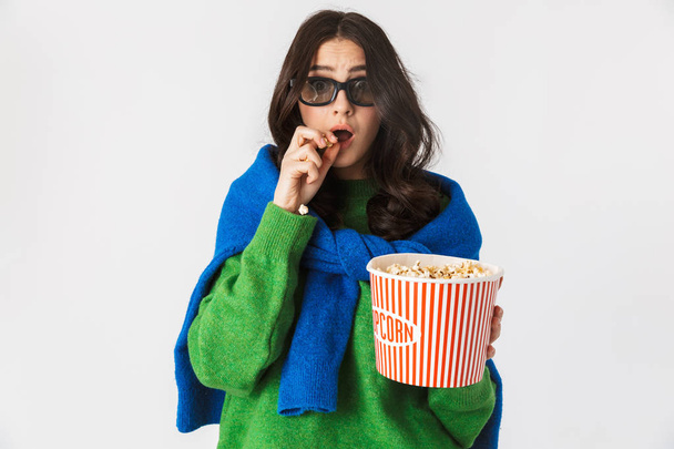 Retrato de mulher jovem de 30 anos em roupas casuais usando óculos 3D
 - Foto, Imagem