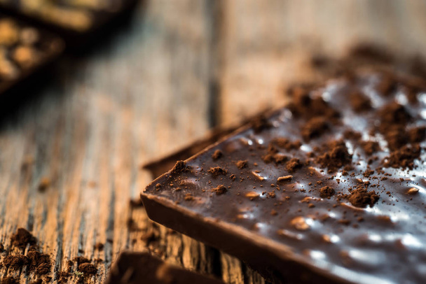 Finom aromás csokoládé a fa háttér - Fotó, kép