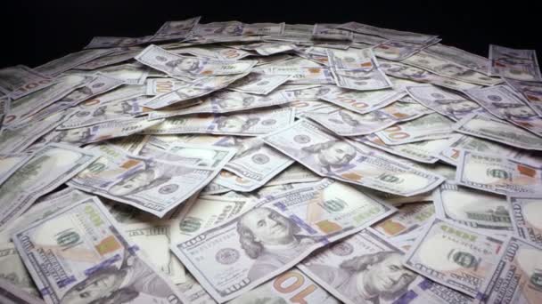 Bewegung über Berg von Geld Betrachten Stapel von 100-Dollar-Scheinen, die in einem Haufen liegen. - Filmmaterial, Video