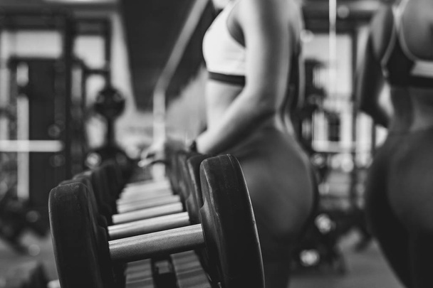girl in the gym dumbbells - Foto, imagen