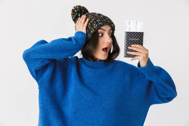 Portrait of cheerful woman 30s wearing winter hat holding holdin - Foto, Imagen