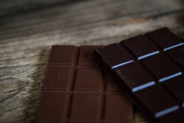 close-up de barras de chocolate na mesa de madeira
 - Foto, Imagem