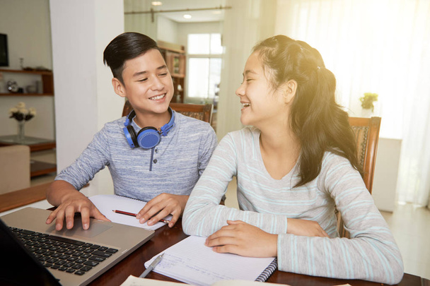 Usměvavý bratr a sestra se těší společně dělat domácí úkoly - Fotografie, Obrázek