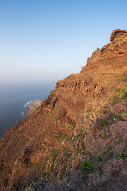 Schilderachtige kustlijn van de vulkanische landschap, kliffen in Tamadaba natuurpark, Grand Canarische eilanden, Spanje. - Foto, afbeelding