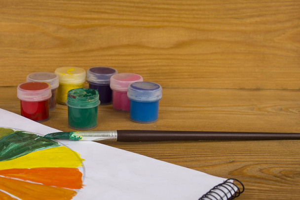 η δημιουργικότητα των παιδιών. Αντλώντας τα χρώματα. 12 χρώματα βαφής. Παλέτα χρωμάτων. Χρώματα σε φόντο ξύλινη. Χρώματα ακουαρέλα. εργαστήριο του καλλιτέχνη - Φωτογραφία, εικόνα