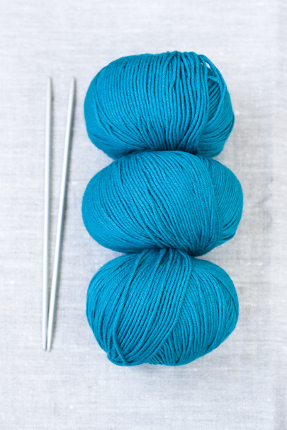 Trois boules brillantes de fil et aiguilles à tricoter
 - Photo, image