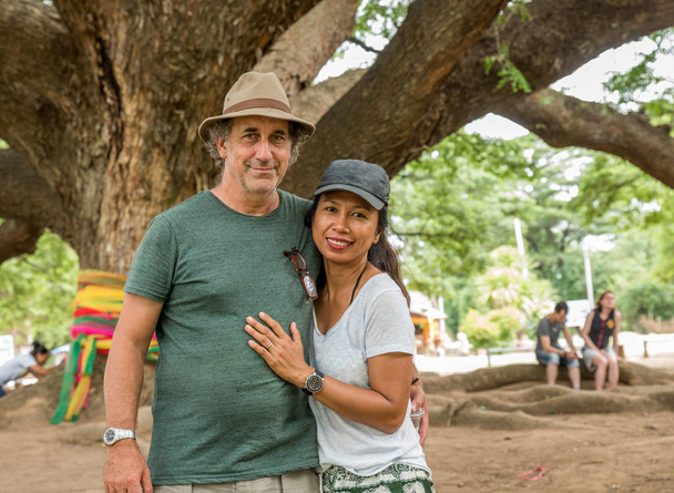 Férj és feleség a thai Monkeypod Tree - Fotó, kép