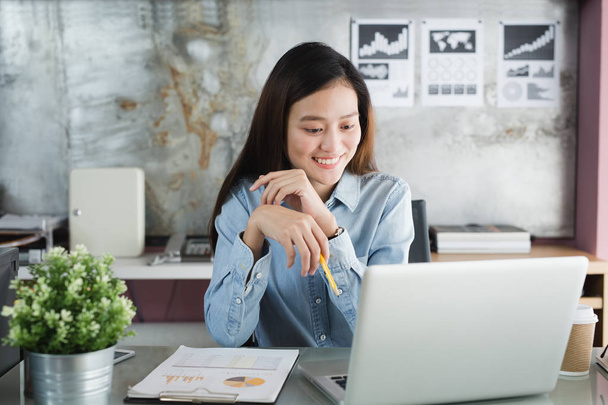 New generation asian business woman using laptop at office - Foto, Bild