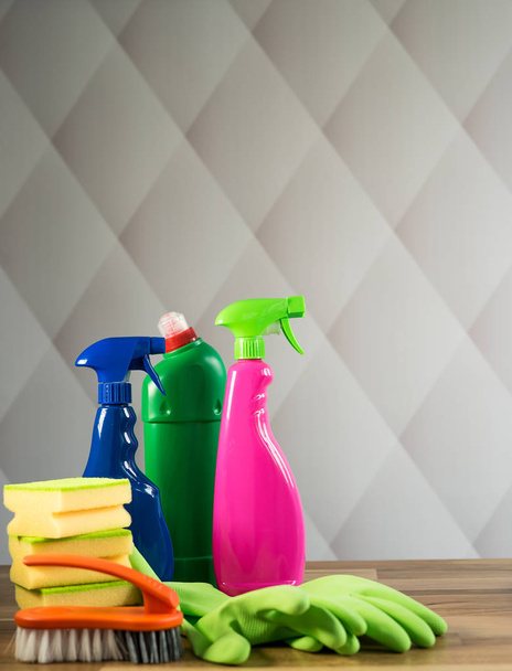 Σπίτι καθαρισμού έννοια. Διάφορα προϊόντα καθαρισμού, θέση για την τυπογραφία - Φωτογραφία, εικόνα