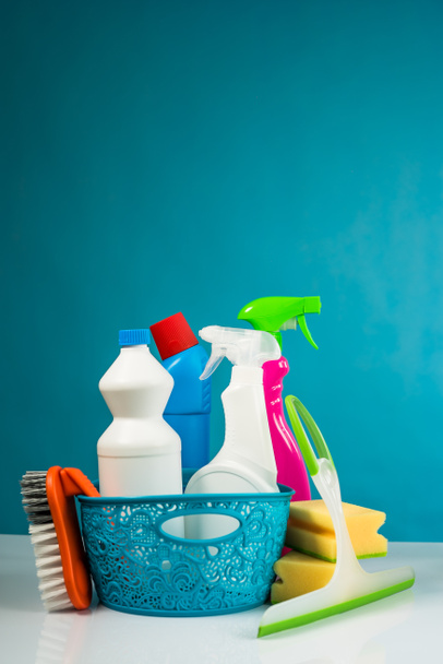 Ev temizlik kavramı. Çeşitli temizlik ürünleri, tipografi için yer - Fotoğraf, Görsel