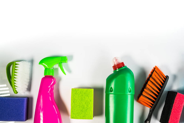 Concepto de limpieza del hogar. Varios productos de limpieza, lugar para la tipografía
 - Foto, imagen