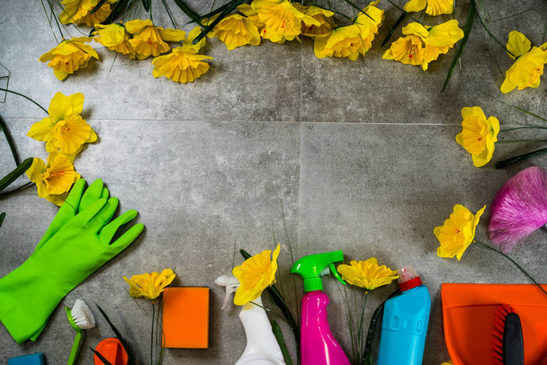 Концепция очистки дома. Рамка из различных чистящих средств и желтых цветов, место для типографии
 - Фото, изображение