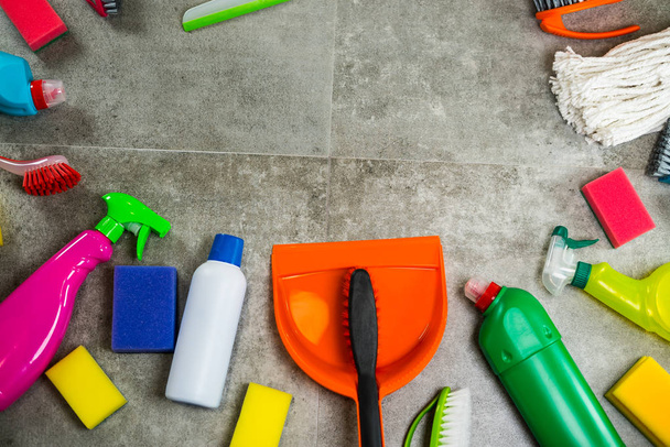 Concepto de limpieza del hogar. Marco de varios productos de limpieza, lugar para la tipografía
 - Foto, imagen