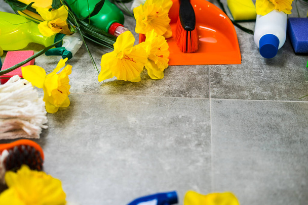 ホーム クリーニングのコンセプト。様々 な製品の洗浄や黄色の花のフレーム、タイポグラフィのための場所 - 写真・画像