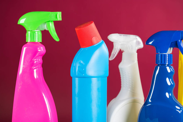 Kleurrijke tools voor wassen en schoonmaken van de kamer - Foto, afbeelding