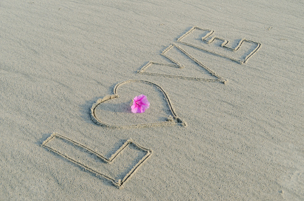Eu te amo e coração desenhado na areia
 - Foto, Imagem