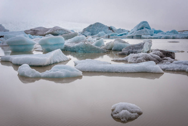 Fjallsarlon az úgynevezett gleccser-tó  - Fotó, kép