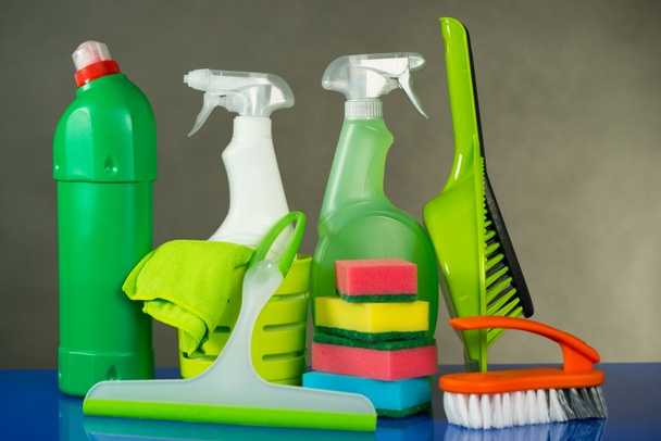 Ev temizlik kavramı. Çeşitli temizlik ürünleri, tipografi için yer - Fotoğraf, Görsel