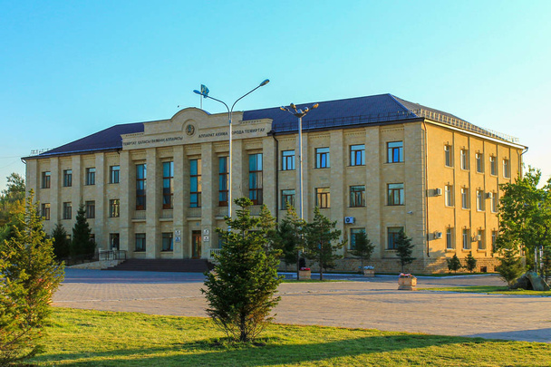Αρχές του Καζακστάν. Σπίτι του Κοινοβουλίου Mayoral και πόλη της Temirtau. Το σπίτι του δημάρχου οργανισμού. Τοποθεσία: Κέντρο της πόλης, Temirtau, Καραγάντα περιοχή, Καζακστάν. Ασία - Φωτογραφία, εικόνα