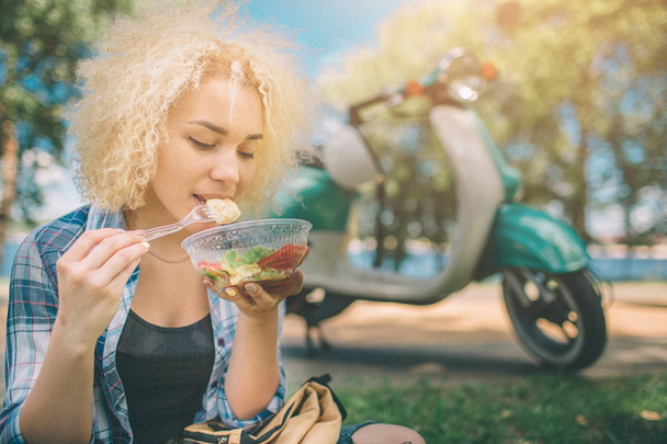 Of Beautiful African American Woman Eating Salad. Lunch, food on the street - Фото, изображение
