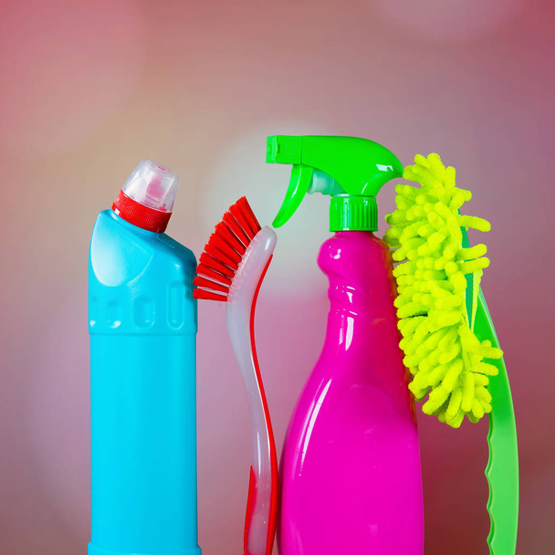 Concepto de limpieza del hogar. Varios productos de limpieza, lugar para la tipografía
 - Foto, Imagen