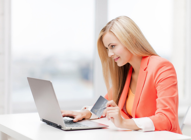 Businesswoman with laptop and credit card - Photo, image