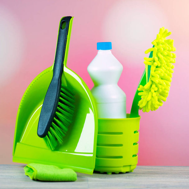 Concepto de limpieza del hogar. Varios productos de limpieza, lugar para la tipografía
 - Foto, imagen