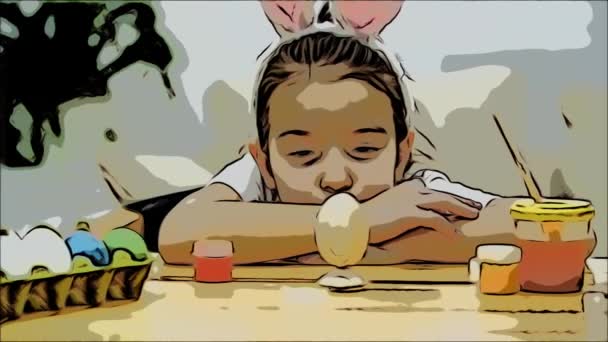 müde süße Mädchen liegt auf dem Tisch und beobachtet ihre Schöpfung. plötzlich dreht Mädchen ein Osterei um und wir sehen, wie sie es gefärbt hat. - Filmmaterial, Video