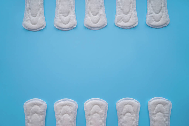 Menstruationspolster auf farbigem Hintergrund, Draufsicht - Foto, Bild