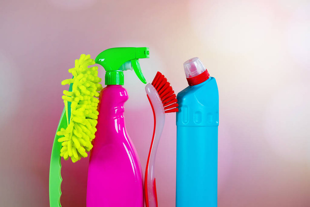 Концепция очистки дома. Различные чистящие средства, место для типографии
 - Фото, изображение
