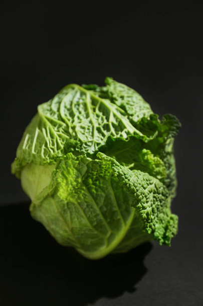 Φρέσκο λάχανο σε σκούρο φόντο - Φωτογραφία, εικόνα
