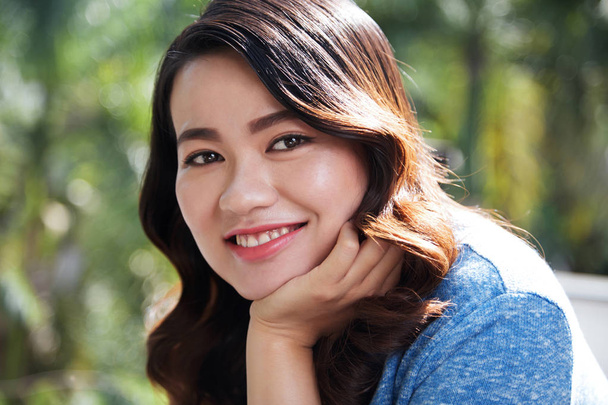 Retrato de atractiva mujer asiática sonriente mirando a la cámara
 - Foto, imagen