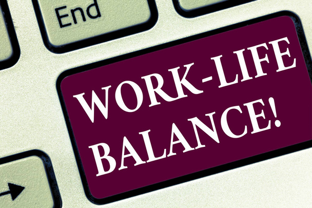 Handschrift Text Work Life Balance. Konzept bedeutet Aufteilung der Zeit zwischen Arbeit oder Familie und Freizeit Tastatur Schlüsselabsicht zu erstellen Computer-Nachricht drücken Tastatur Idee. - Foto, Bild