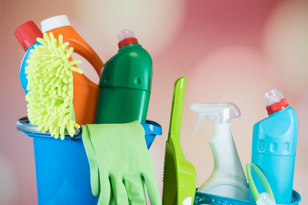 Concetto di pulizia domestica. Vari prodotti per la pulizia, luogo per la tipografia
 - Foto, immagini