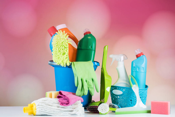 Σπίτι καθαρισμού έννοια. Διάφορα προϊόντα καθαρισμού, θέση για την τυπογραφία - Φωτογραφία, εικόνα